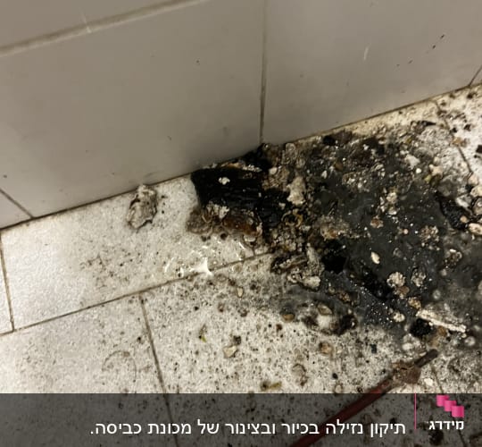 מברג אדום וצהוב ליד לכלוך על הרצפה
